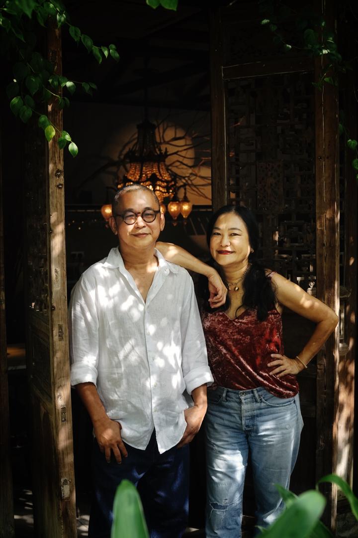 The siblings behind Hakkachan, standing in the doorway at Intasek